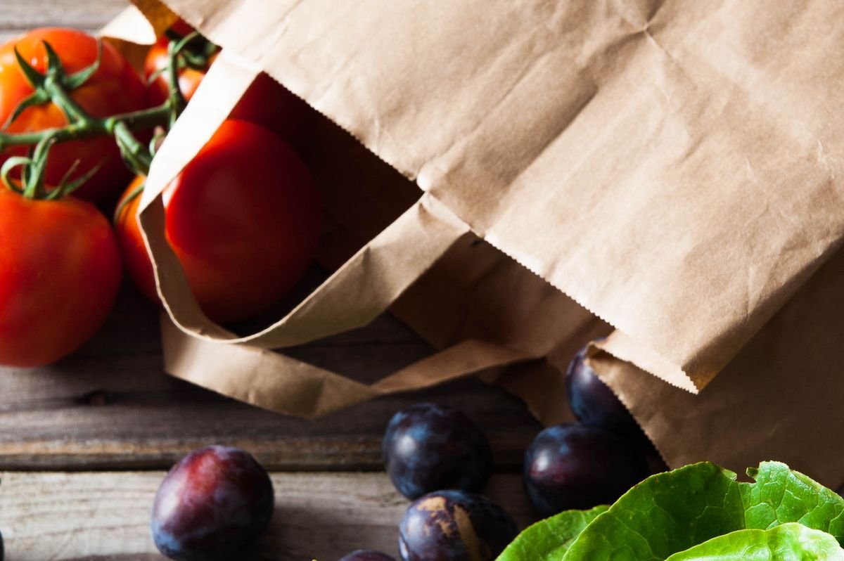 Frische Tomaten und Zwetschgen in der Papiertasche, geliefert in Bern